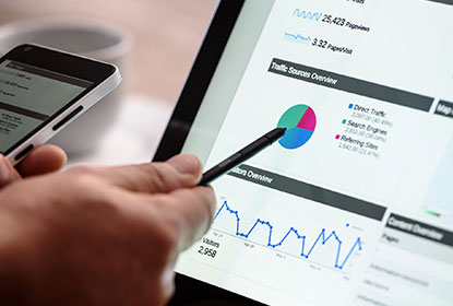 Digital Marketing agency Dubai pointing to a pie chart